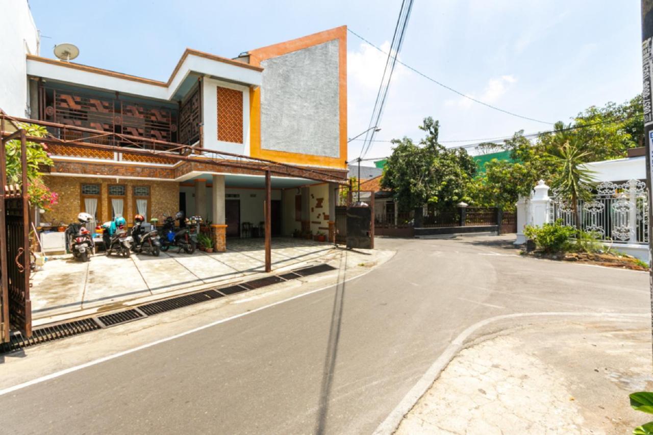 Reddoorz Syariah Near Stadion Manahan Solo 2 Kültér fotó